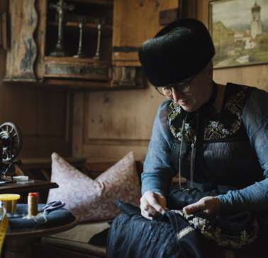 Juppenmacherin bei der Arbeit (c) Jana Sabo - friendship.is